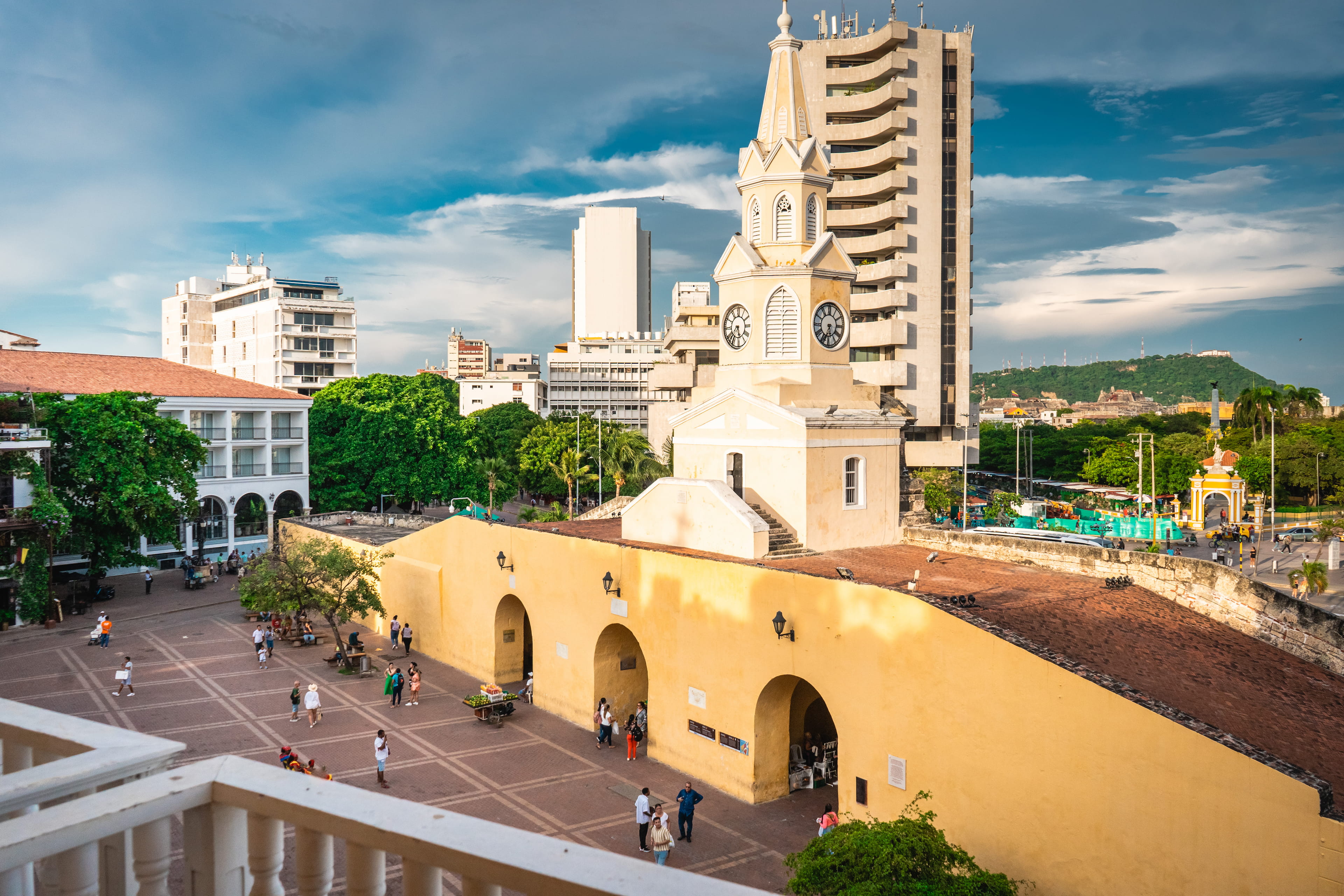 Torre del Reloj y Plaza de los Coches en la Ciudad Amurallada de Cartagena al atardecer
