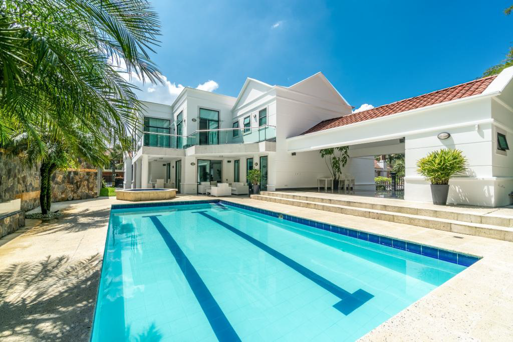 Villa de lujo con piscina en Medellín para grupos y despedidas de soltero