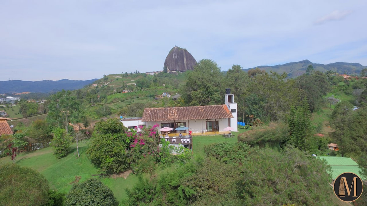 Finca el Oasis with views of El Peñol Rock in Guatapé